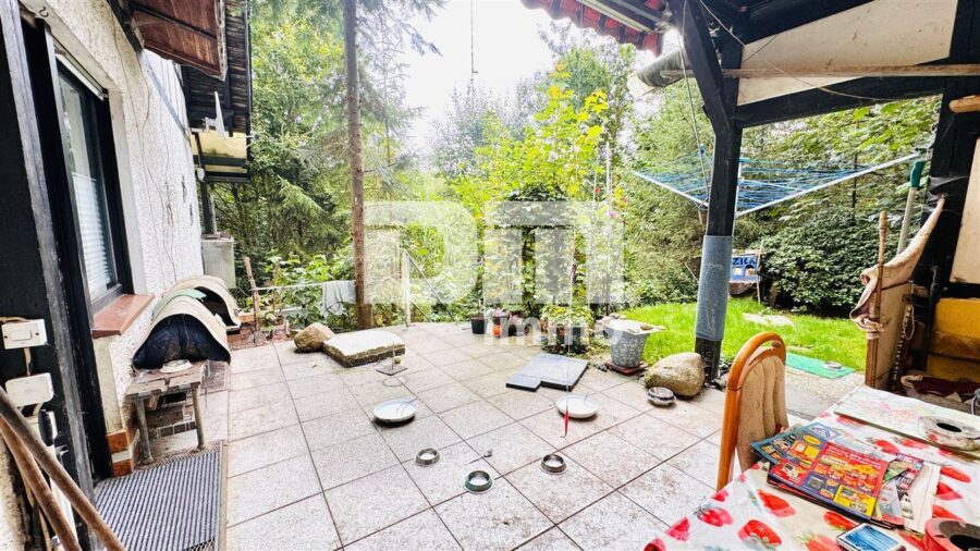 Ein- bis Zweifamilienhaus mit Einliegerwohnung, Garage + Carport in idyllischer Ortsrandlage - WE1 EG Terrasse überdacht